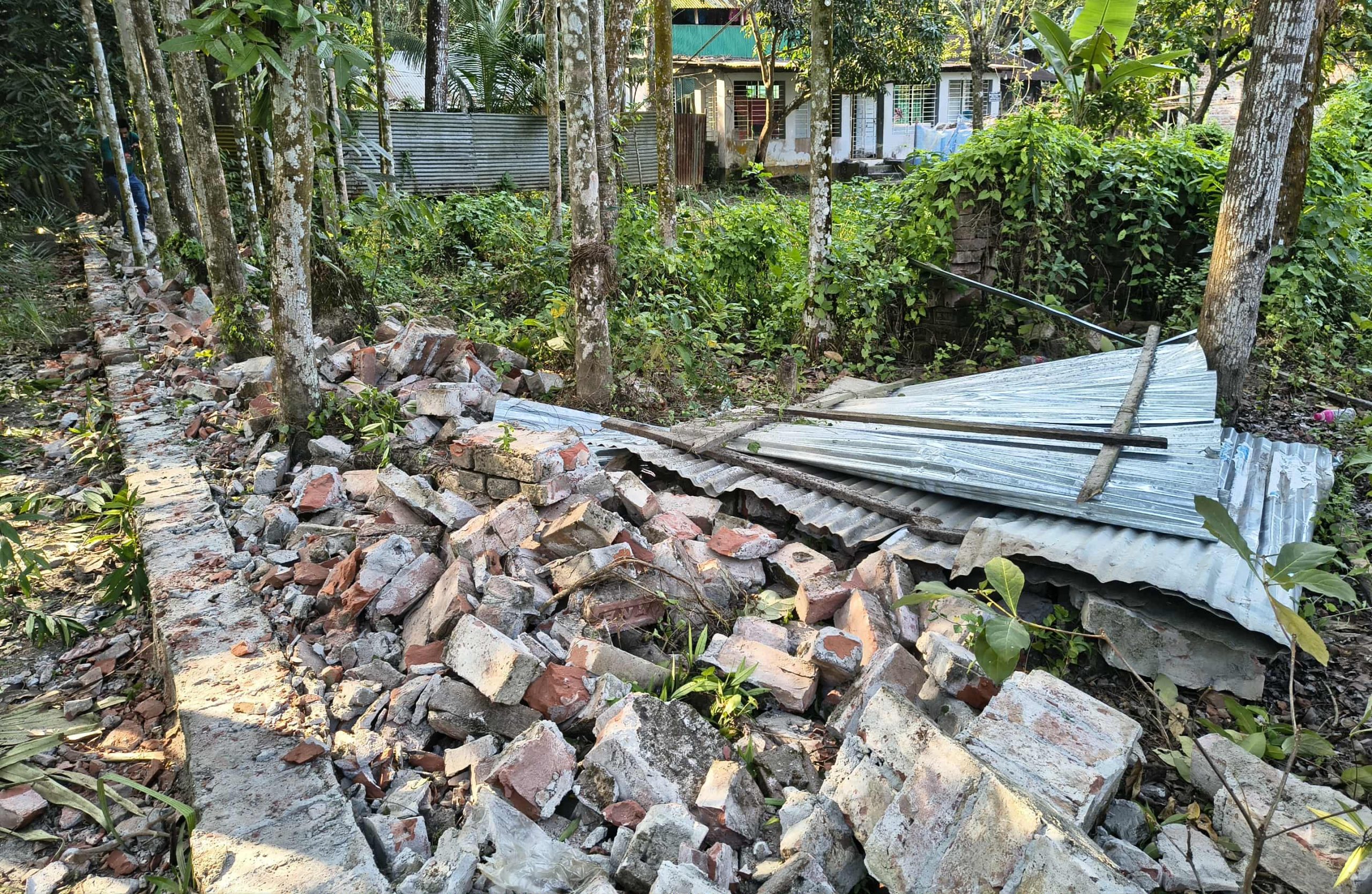 বাকেরগঞ্জে জমি নিয়ে বিরোধে বসতবাড়িতে হামলা-ভাঙচুর