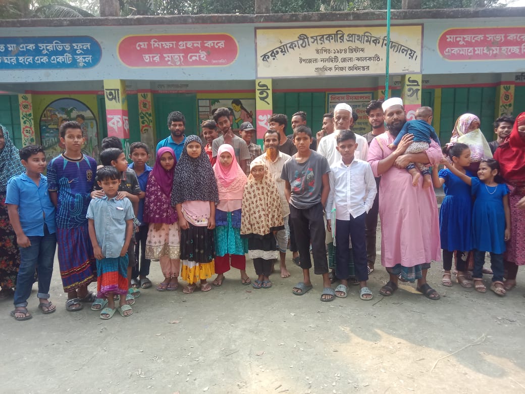 প্রধান শিক্ষকের অপসারণের দাবিতে এলাকাবাসীর বিক্ষোভ