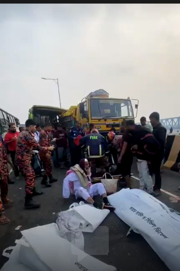 বাস -ট্রাক সংঘর্ষে নিহত ৩ আহত ১৫