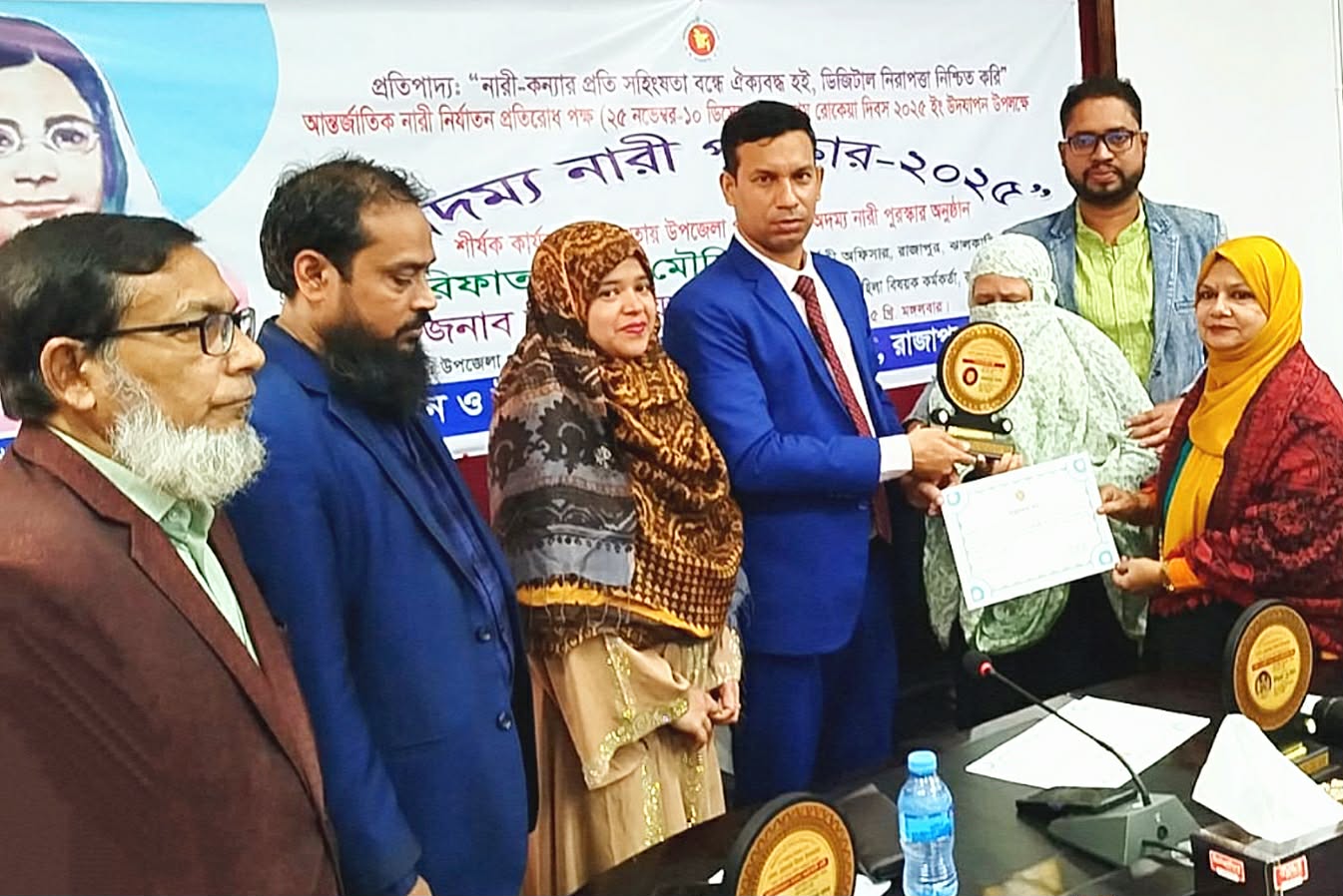 রাজাপুরে সফল জননী পুরষ্কার পেলেন আনোয়ারা খানম