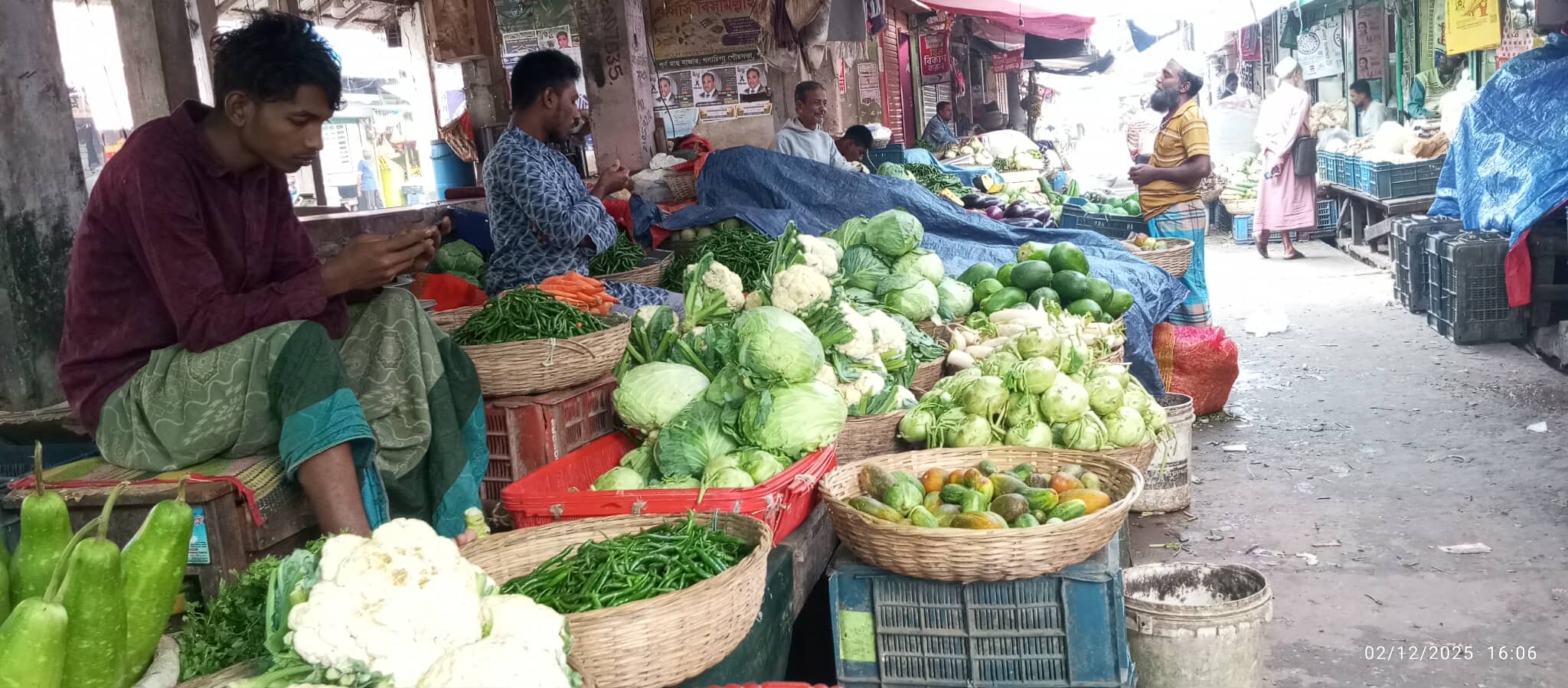 সরবরাহ বেড়েছে শীতকালীন সবজি কমছে দাম