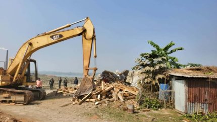 নলছিটিতে অবৈধ ৫ ইটভাটা গুড়িয়ে দিল পরিবেশ অধিদপ্তর, ১১ লাখ টাকা জরিমানা
