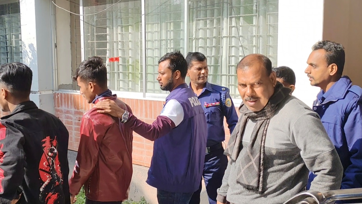  ৬ আসামীকে গ্রেফতার করছে পুলিশ।