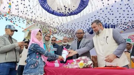 বাকেরগঞ্জে কান্তা হাসান বালিকা বিদ্যালয়ে পিঠা উৎসব ও স্কুল ড্রেস বিতরণ