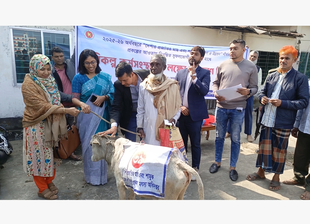 বরিশালে বিকল্প কর্মসংস্থানের লক্ষ্যে জেলেদের মাঝে উপকরণ বিতরণ