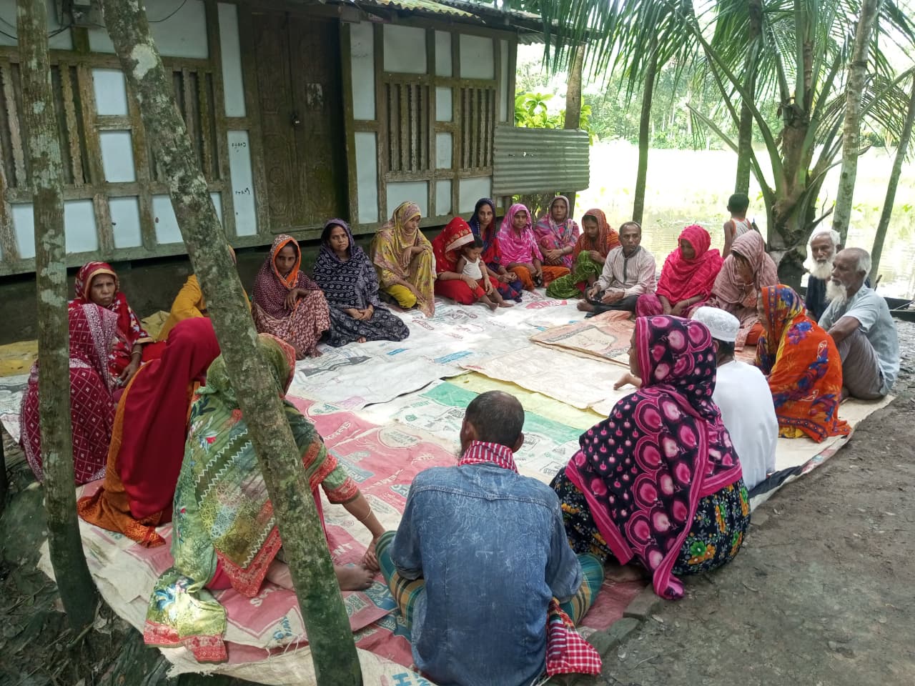 বাউফলে জলবায়ু পরিবর্তনের ঝুঁকি মোকাবেলায় উঠান বৈঠক