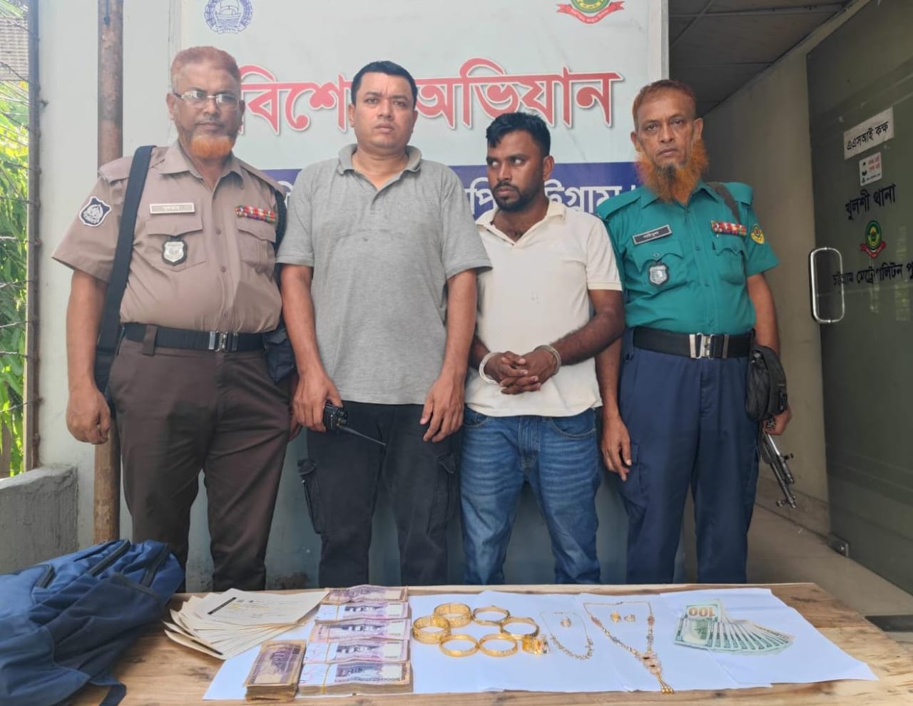 খুলশী থানা পুলিশের অভিযানে অর্ধকোটি টাকার জিনিসপত্রসহ প্রতারক গ্রেফতার
