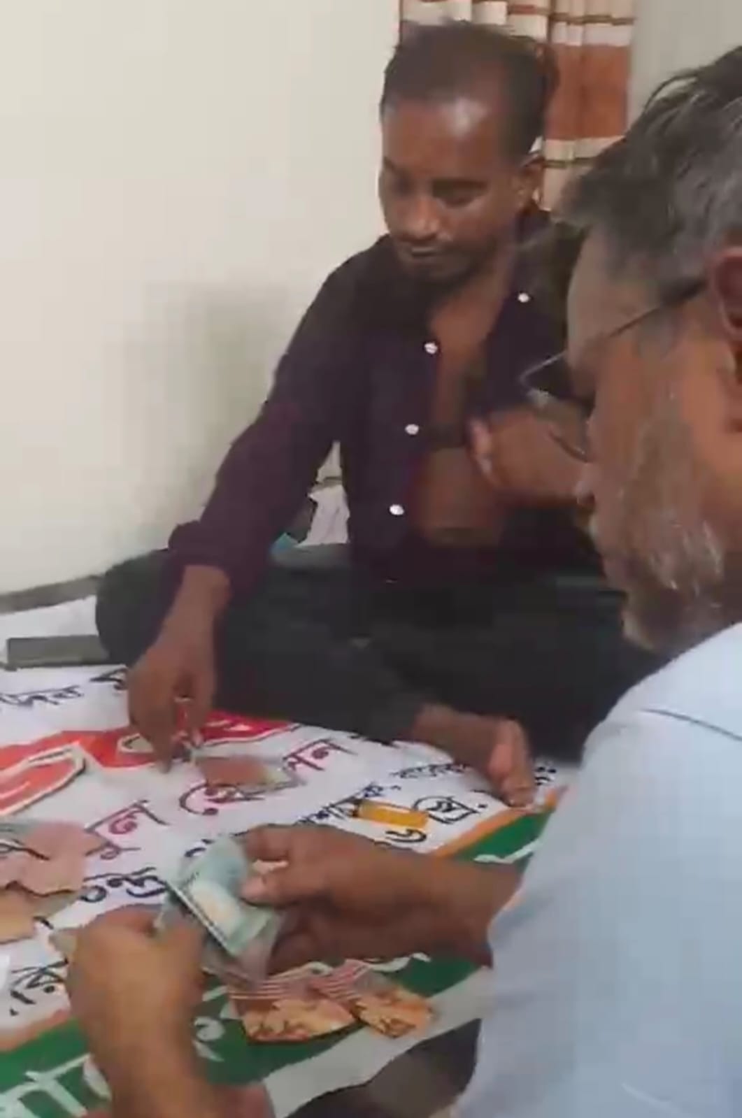 বাকেরগঞ্জে জুয়ার আসরে বিএনপি নেতা ও হিসাব রক্ষণ কর্মকর্তার ভিডিও ভাইরাল