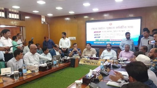প্রতিমন্ত্রীর উপস্থিতিতে সম্মেলন কক্ষ থেকে সাংবাদিকদের বের করে দিলেন জেলা প্রশাসক