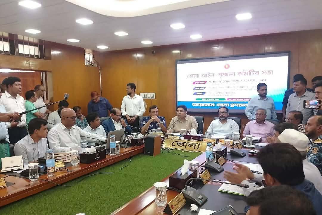 প্রতিমন্ত্রীর উপস্থিতিতে সম্মেলন কক্ষ থেকে সাংবাদিকদের বের করে দিলেন জেলা প্রশাসক