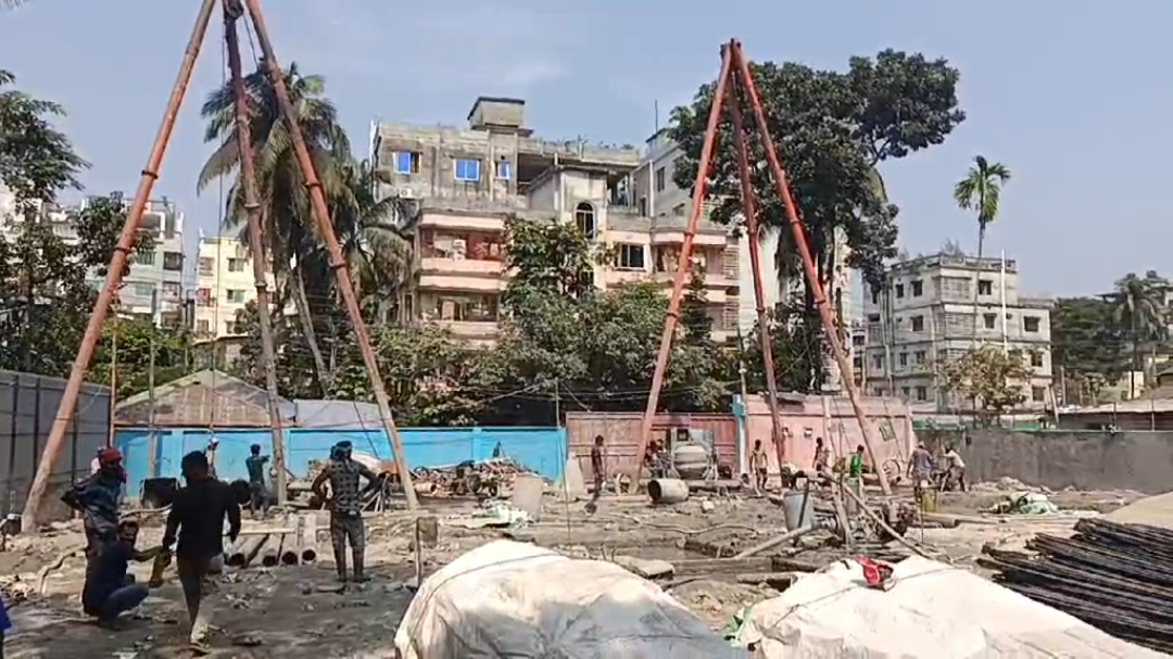 আদালতের নিষেধাজ্ঞা উড়িয়ে বরিশালে হিলভিউ হাউজিংয়ের রাজত্ব: পাহারা বসিয়ে পুলিশের চোখ ফাঁকি